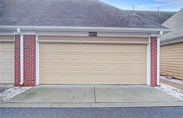 Double garage with opener