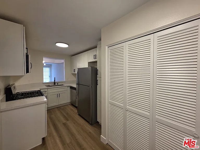 535 W 4th St #110 — Photo 4
