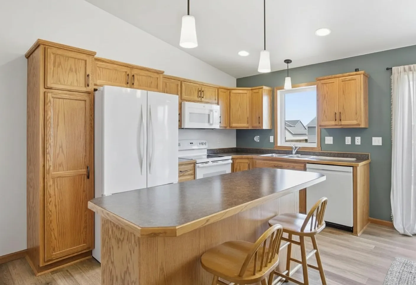 3 bed, 1696 sqft, $2,200 — Photo 4