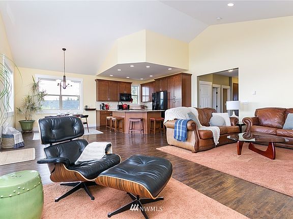 Here's the open concept you love! Vaulted ceilings and room to breathe!