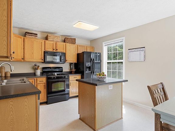 3rd image of 407 Clint Ln