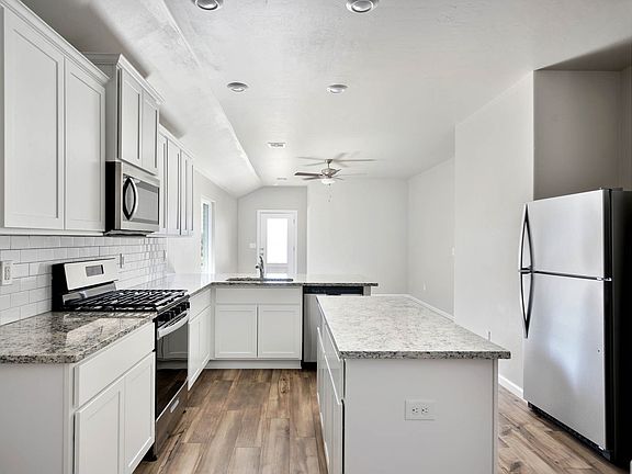 The kitchen of the Alfalfa has stainless-steel appliances.