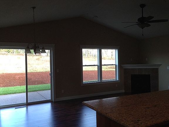 Living Room w Fireplace