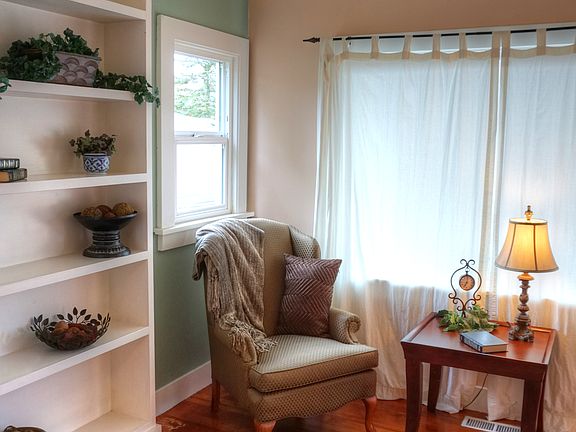 www.LamoureuxRealEstate.com