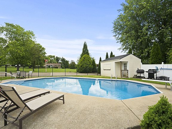 4th image of 135 Stonehouse Dr