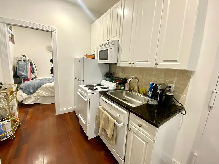 256 E 10th St #2M — Photo 4