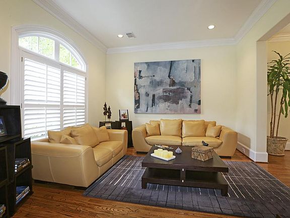 SPACIOUS LIVING ROOM