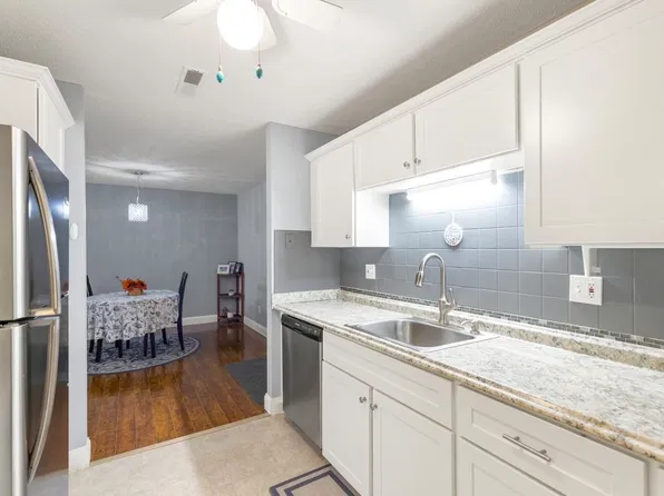 3 Greenbriar Dr APT 204, North Reading, MA 01864