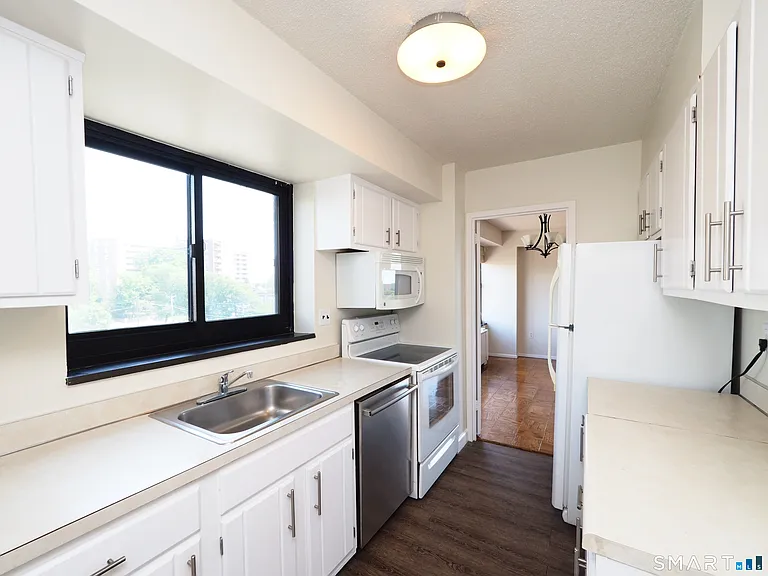 44 Strawberry Hill Ave #7B — Photo 11