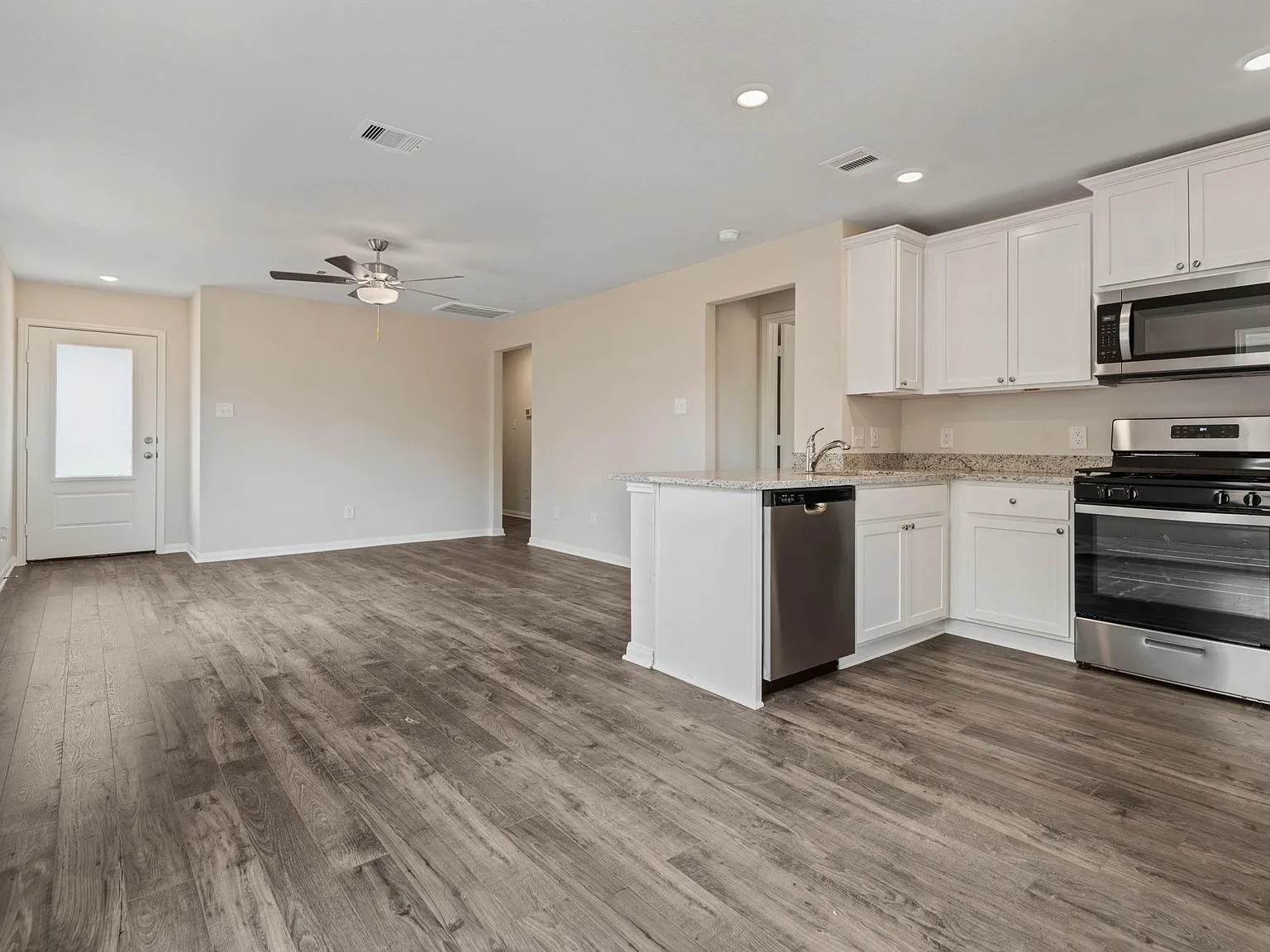 3 bed, 3.5 bath, 1076 sqft, $2,035 — Photo 3