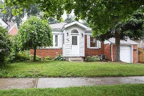 109 Poyntz Ave N — Photo 1