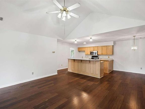 3rd image of 836 Hog Mountain Rd