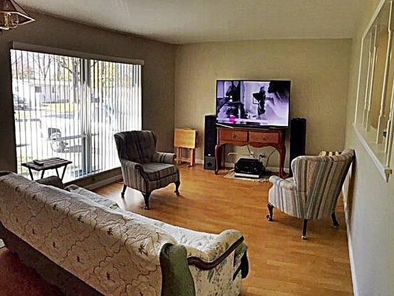 LIVING ROOM WITH PASS THRU INTO EATING AREA...