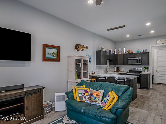5th image of 225 Winter Garden Dr #R