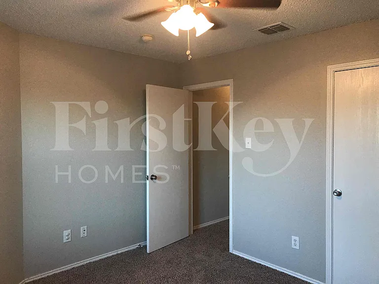 429 W Clover Park Dr — Photo 33