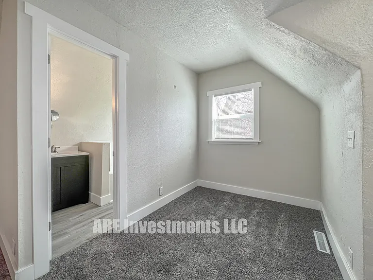 949 28th St — Photo 6