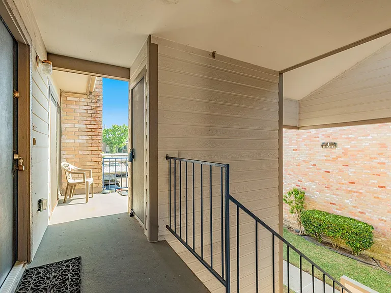 7140 N Holiday Dr — Photo 4