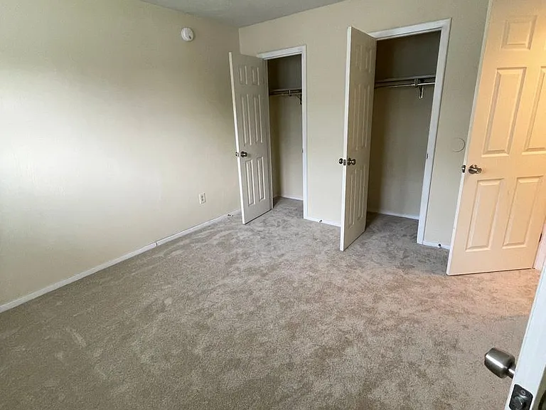 704 Torrey Ln — Photo 7