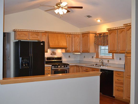 5th image of 81 McMillan Dr