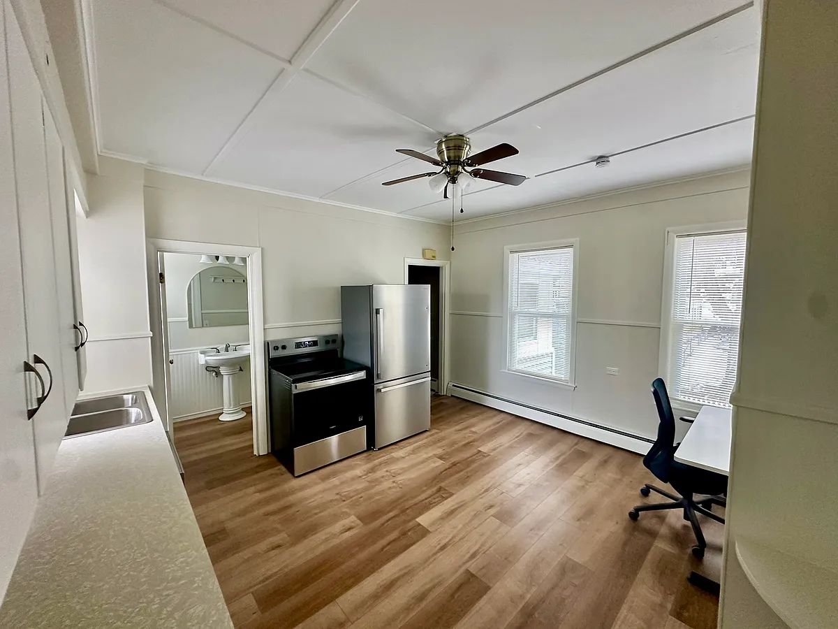 Building Photo - 44 Fern St #2