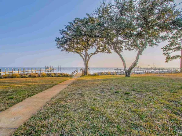5481 Soundside Dr, Gulf Breeze, FL 32563