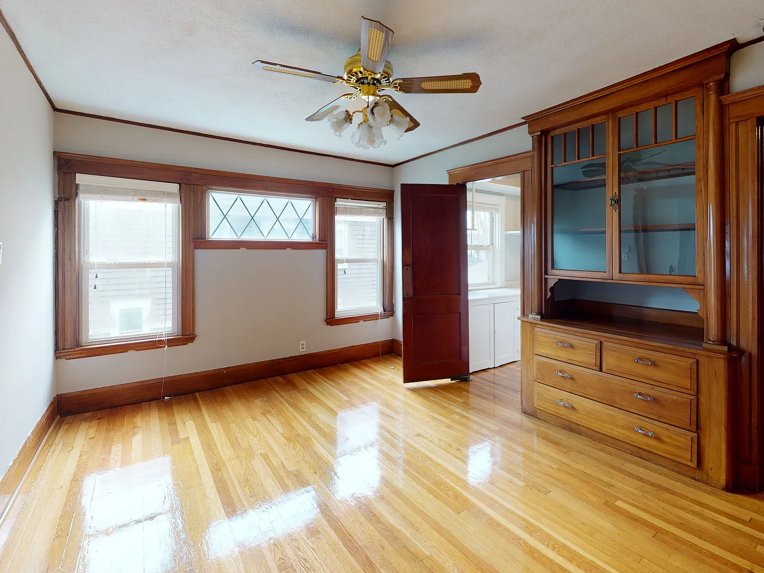 5 bed, 2200 sqft, $4,200 — Photo 2