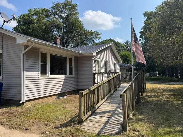 1175 Ravina Ave, Benton Harbor, MI 49022
