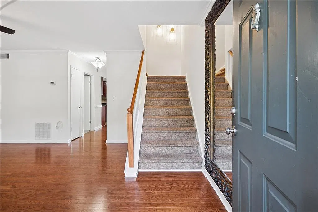 6900 Roswell Rd — Photo 3