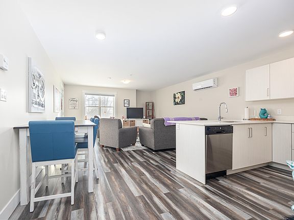 4th image of 29 Stratford Rd #206