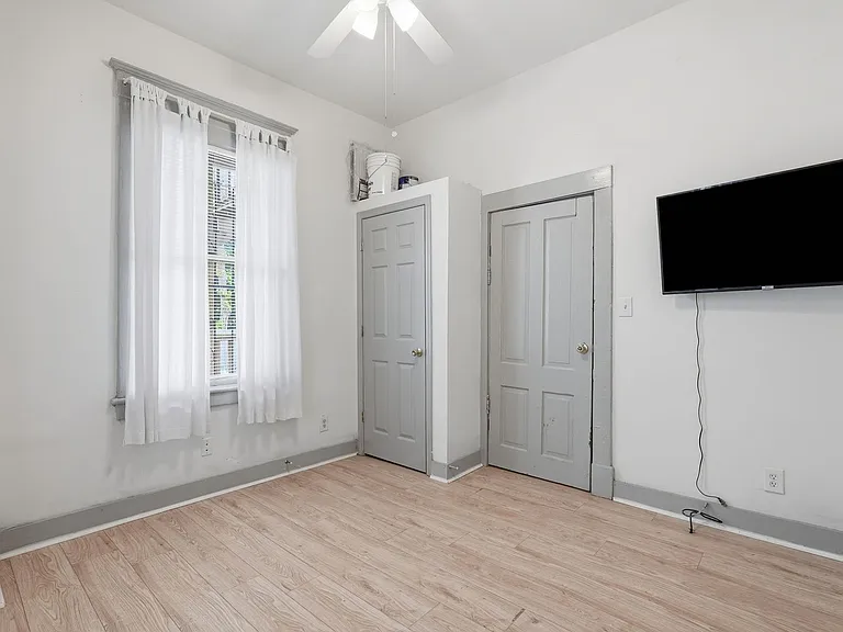 538 E Waldburg St — Photo 28
