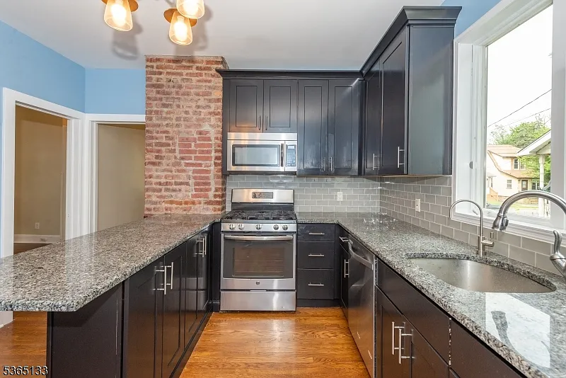 2 bed, 1.0 bath, $2,525 — Photo 3