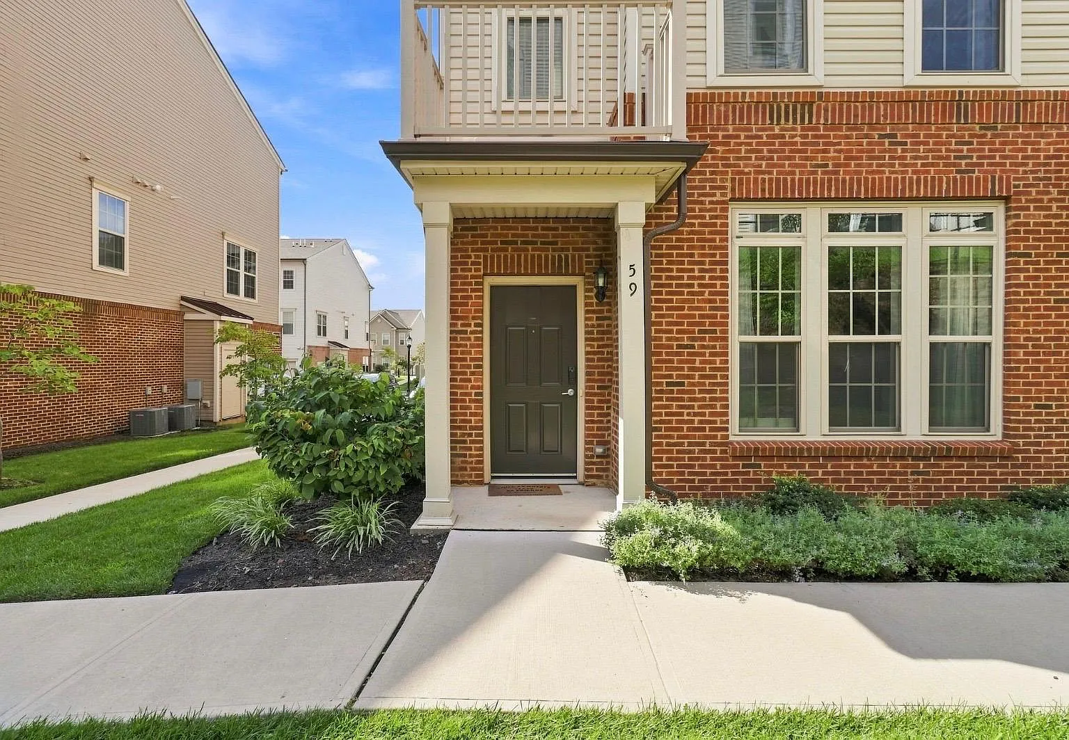 2 bed, 1250 sqft, $3,700 — Photo 2