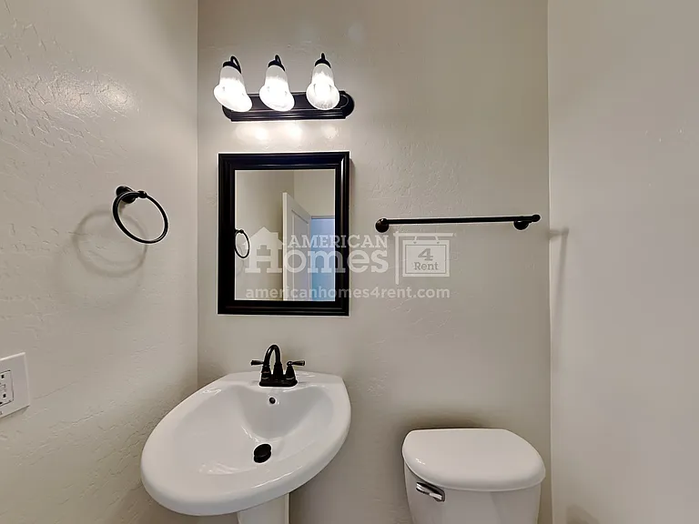 17238 W Maui Ln — Photo 11