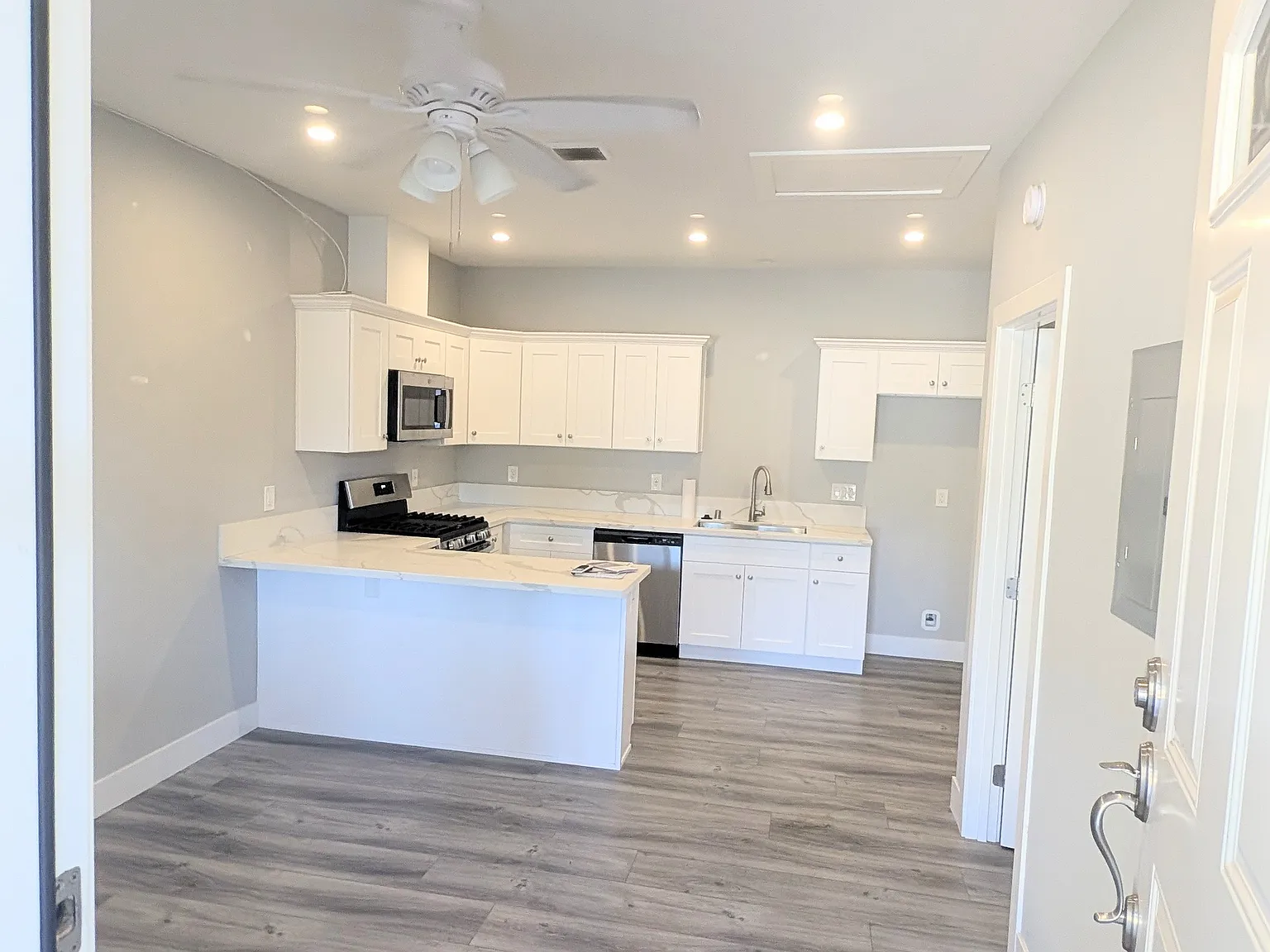 1 bed, 450 sqft, $1,800 — Photo 2