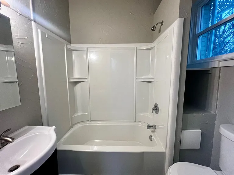 401 NW Bailey Ave #102 — Photo 15