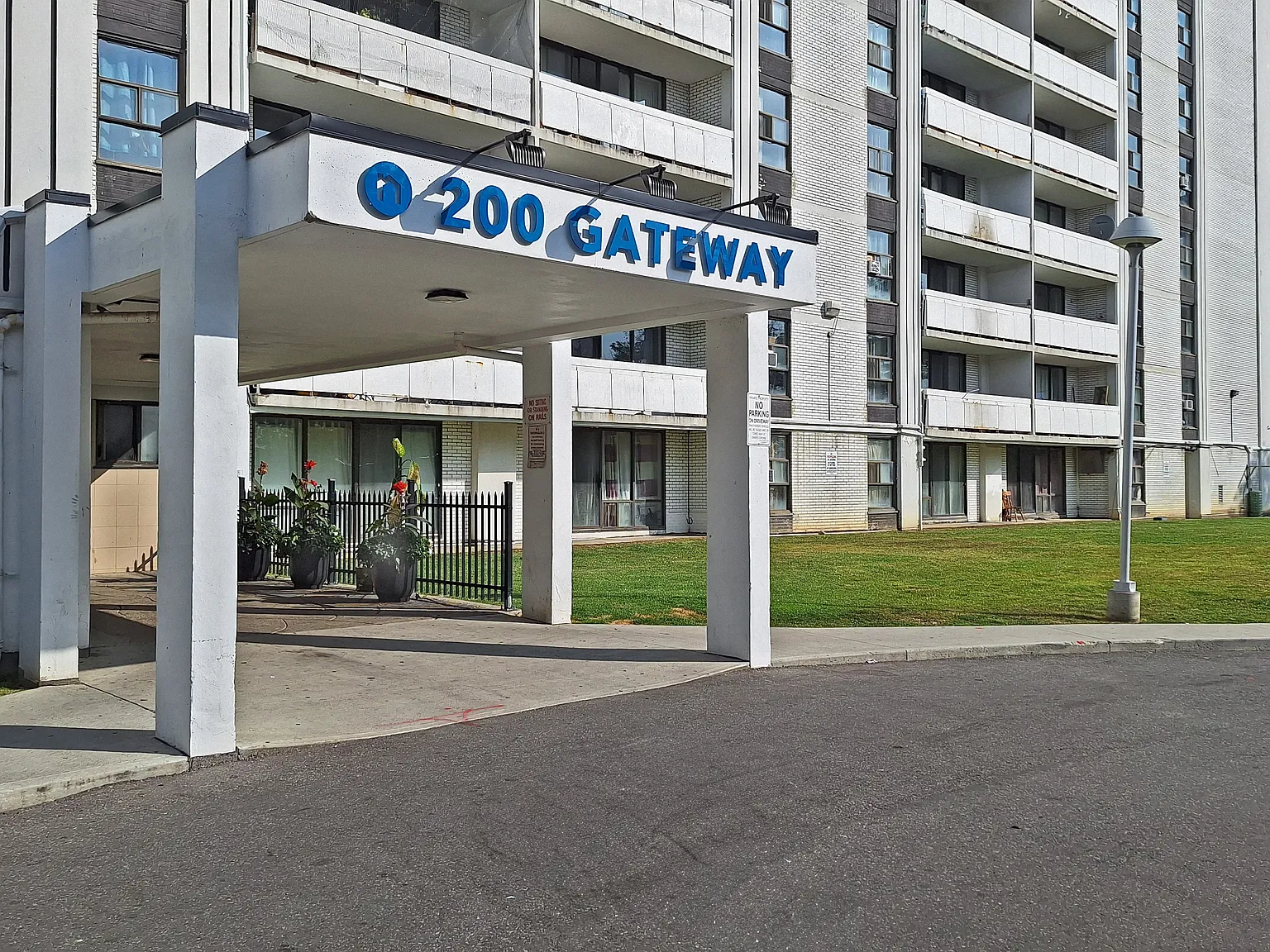200 Gateway Blvd — Photo 3