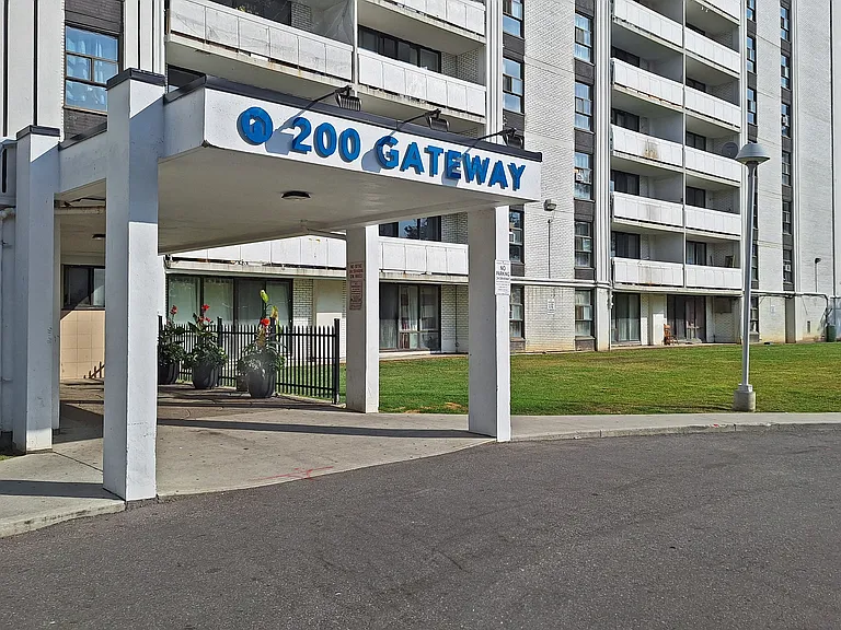200 Gateway Blvd — Photo 3