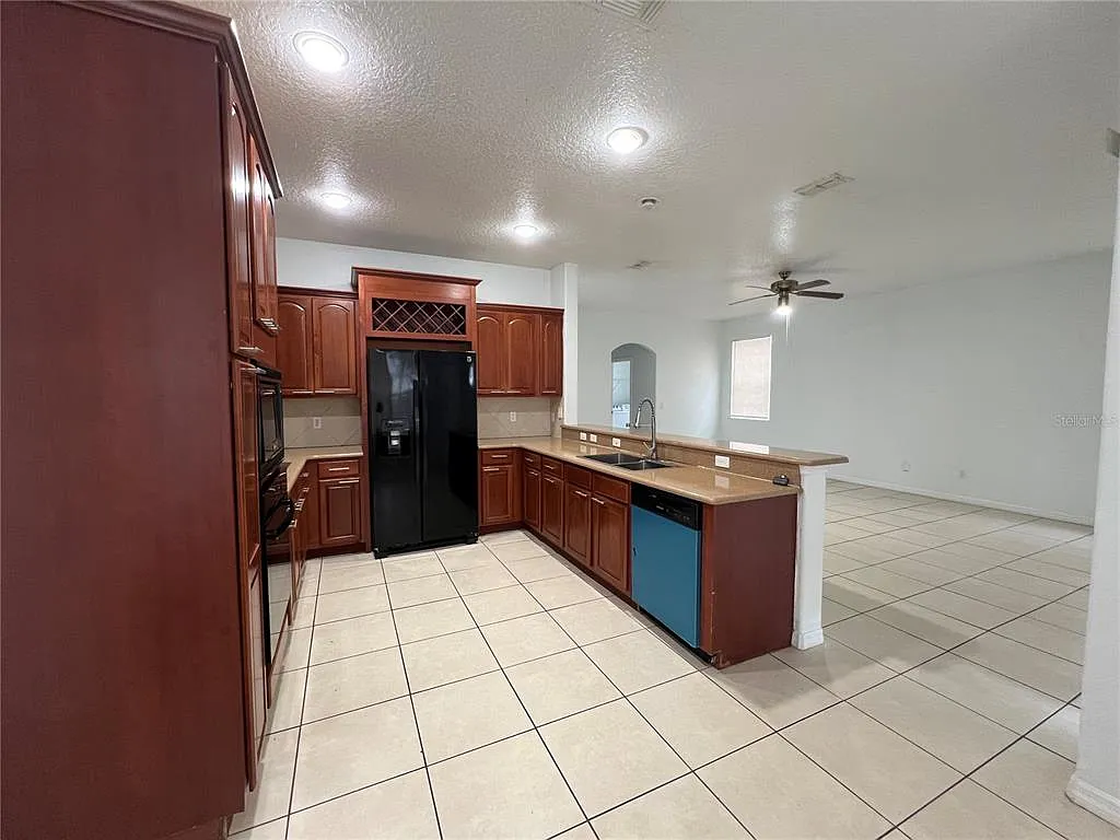 4 bed, 2.5 bath, 2944 sqft, $2,875 — Photo 3