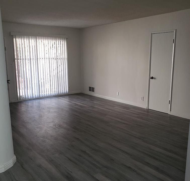 1st image of 720 S Plymouth Blvd Unit 8