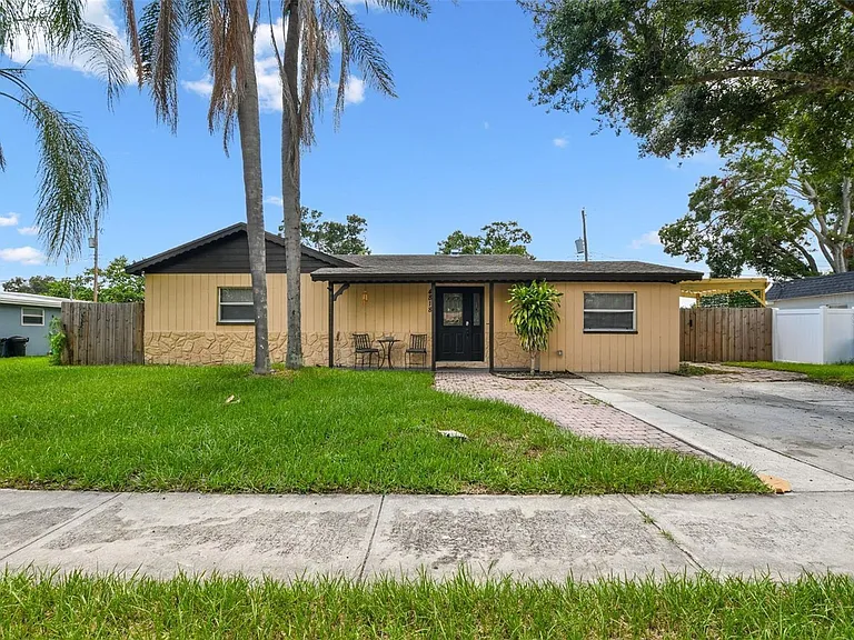 4818 Holiday Dr — Photo 1