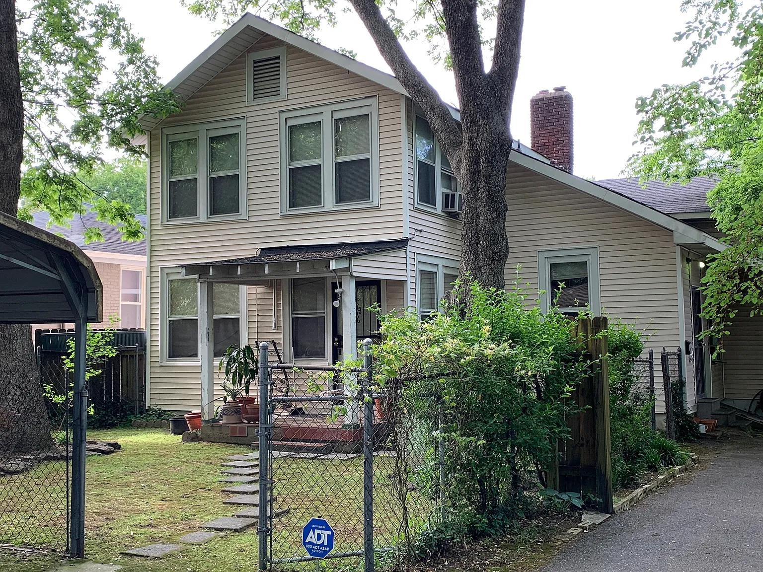 2295 York Ave — Photo 2