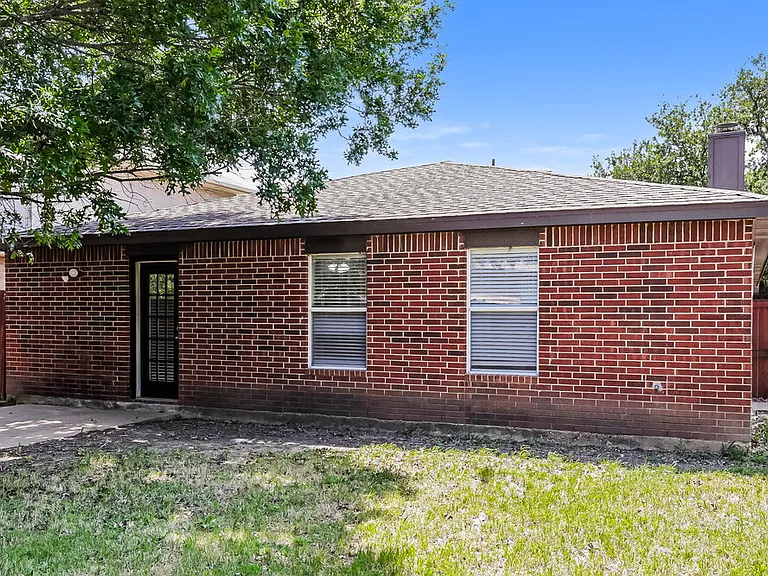 621 Hollyberry Dr — Photo 16
