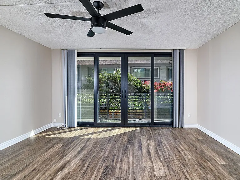 Surfcaster Apartments — Photo 9