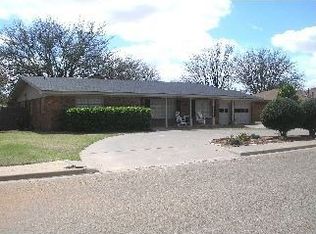 220 Willowwood Ln, Levelland, TX 79336