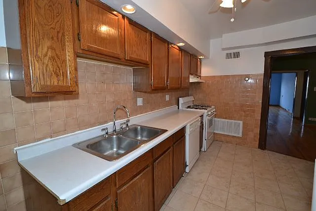 2 bed, 1000 sqft, $2,995 — Photo 2