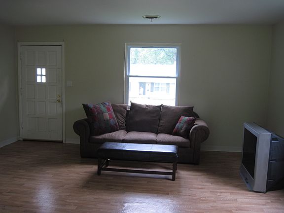 5th image of 4930 Woodend Ave