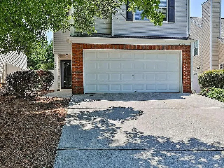 2295 Lexington Ln — Photo 2