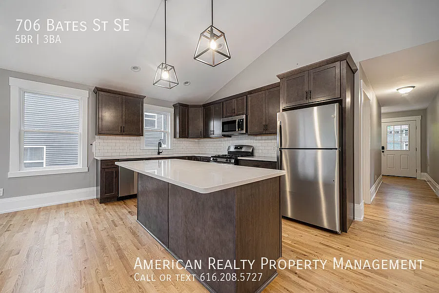 5 bed, 2400 sqft, $3,400 — Photo 3