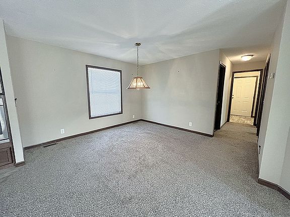 5th image of 16214 Derby Cir