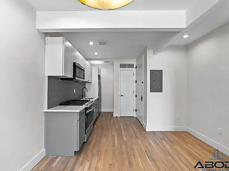 153 Erasmus St #2R — Photo 5